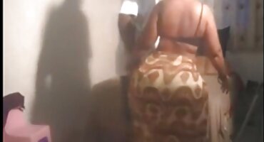 Embarazada y su amiga quieren correrse en la polla