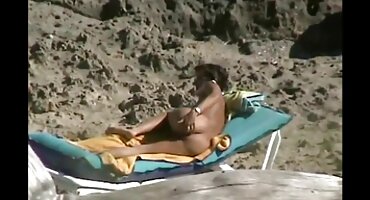 El amante le quitó las bragas a la chica y la folló en la cámara