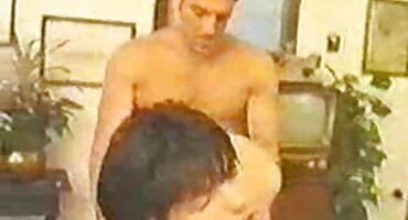 Latina tiene un gran día:engaña a su marido con un masajista