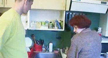 No pudo resistir el hechizo de la rubia flaca: se la folla en la ducha