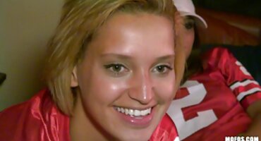 Follando a un hombre gordo por un coño afeitado