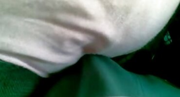 Rubia se arrastra de la polla a dos pollas, atrapa la corrida