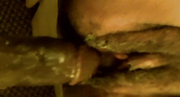 Chica bronceada se corre en el pene de un chico