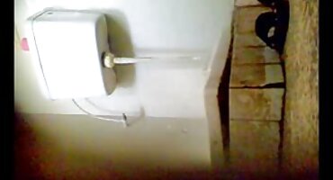 Skinn Red Redbone con pecho plano folla y chupa en la cámara