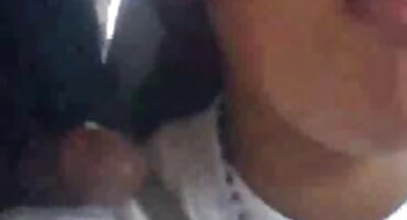 La bruja encanta la polla de un hombre deportivo con las piernas abiertas