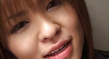 Mujer madura con grandes tetas montando la polla de un amante y recibiendo semen en la cara