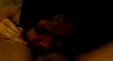 Estudiante trajo a la maestra a casa y le acarició la polla