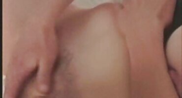 Hombres pervertidos follan en la página central en dos agujeros en una sesión de fotos