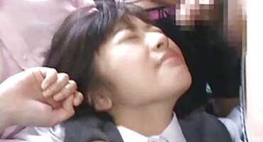 Chica joven salta sobre la polla de un chico y se corre