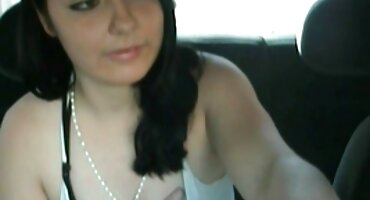 Se inclinó sobre su novia al estilo perrito levantando su vestido caliente follada en el coño