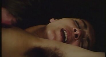 En la cocina, el chico fríe elegantemente a dos hermosas novias.