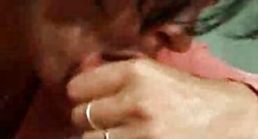 Novia y amiga sexuales en una variedad de posiciones