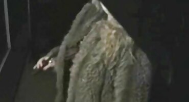 Hijastra junto con madrastra follan con un chico en un Gangbang