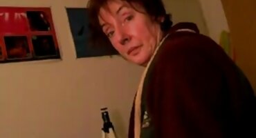 Pequeña prostituta follada por dos hombres en un gangbang caliente