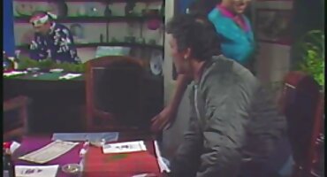 Marido juega al sexo mientras la esposa chupa la polla de otro hombre