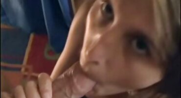 Rubia elegante seducida por un joven vecino