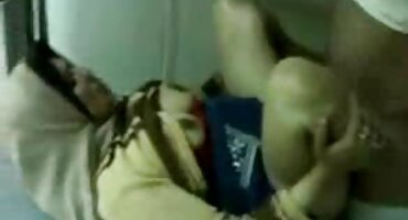 Rubia se masturba la capucha con un consolador