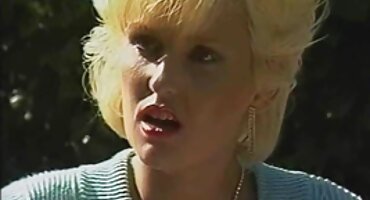 Se sienta en la polla