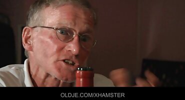 Morena en el sofá gimiendo de éxtasis y se corre