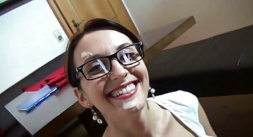 Dos perras jóvenes se subieron con coños a la erección del vecino.