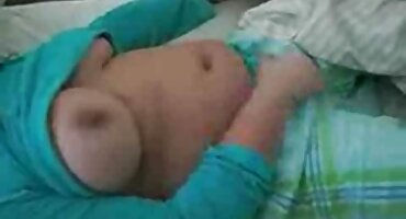 Chicas mirando el culo a través de un consolador transparente