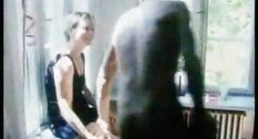 Chica gótica se corre en el falo de su amigo