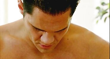 Chica en medias salta sobre la polla de un chico