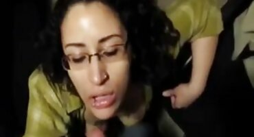 Mujer tetona haciendo el amor en la sala de estar