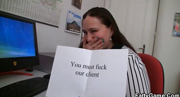 Hombre experimentado tiene dos culos flacos