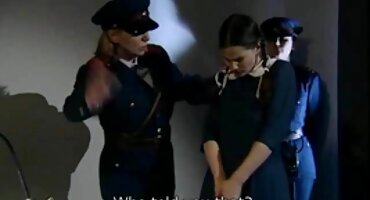 Tres lesbianas en el sofá correrse de la digitación anal