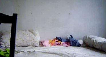 Latina se relaja bien con una MILF tetona