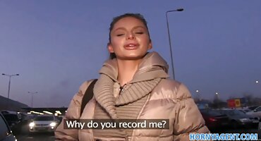 Milf con tetas de silicona follada por el culo