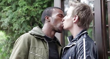 Plantado entre sus piernas