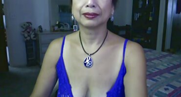 Chico afortunado con hermosa rubia y morena