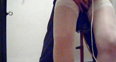 Morena en la silla obtiene la Eyaculación Anal