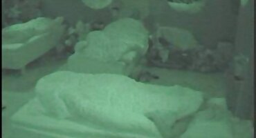 En el teatro acaricia el coño de una tierna asiática en bragas