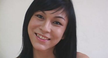 Grupo apasionado de chicas y chico con los ojos vendados